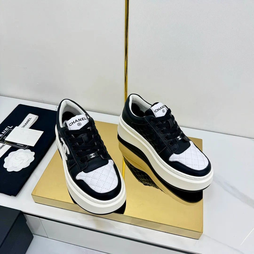 👟👟Ex-factory price 600👟👟 Upgraded version, upgraded version, upgraded version! No rebuttal accepted! ! ! ! Chanel Chanel panda shoes! 2025 counter's top casual sports shoes. This classic design; the upper is electro-embroidered with a variety of techniques; the outsole is fashionable and sporty; the unusual inclusion of a variety of color matching elements... The diversified mix and match is very good-looking and versatile, and can be used for leisure, fashion, sports, and outdoor... ꫛꫀꪝ Go➫ Materials: ❶Upper made of: original imported first-layer silk cowhide + original waterproof cloth + original first-layer cowhide ❷Inner lining: Original Yangli+Net ❸Outsole based on: Original TPU combination outsole Counter boutique packaging complete set for women 35–41 👉 👉 👉 👉 👉